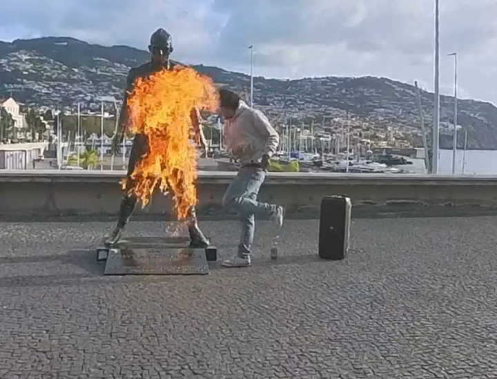 杏彩网页版-记录报：焚烧C罗雕像的男子被警方抓获，并送往精神病院